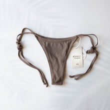 Carica l&#39;immagine nel visualizzatore Galleria, POSITANO String Bikini Bottom in Taupe
