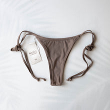 Charger l&#39;image dans la galerie, POSITANO String Bikini Bottom in Taupe
