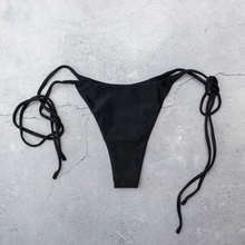 Carica l&#39;immagine nel visualizzatore Galleria, TRIESTE Side Tie Bikini Bottoms in Nero
